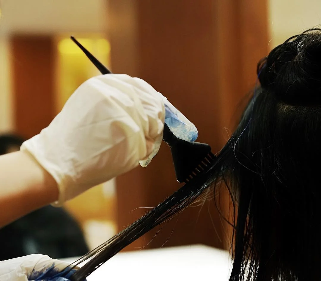 Panduan Mewarnai Rambut: White Bleach vs Blue Bleach