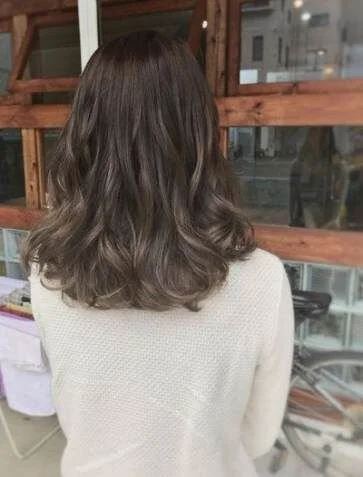 Titanium vs Keramik Catokan Curly, Manakah yang Lebih Baik?